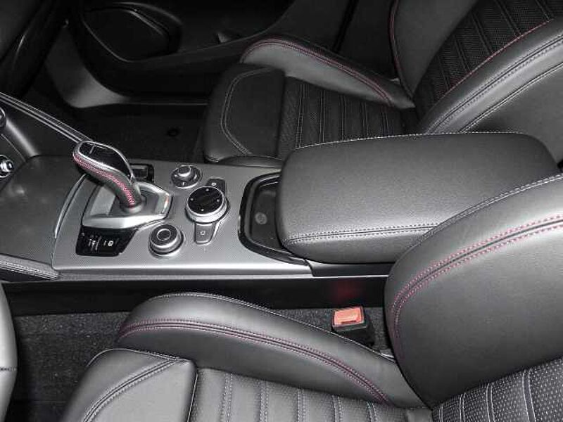 Alfa Romeo Stelvio Competizione Q4 Allrad Navi Leder